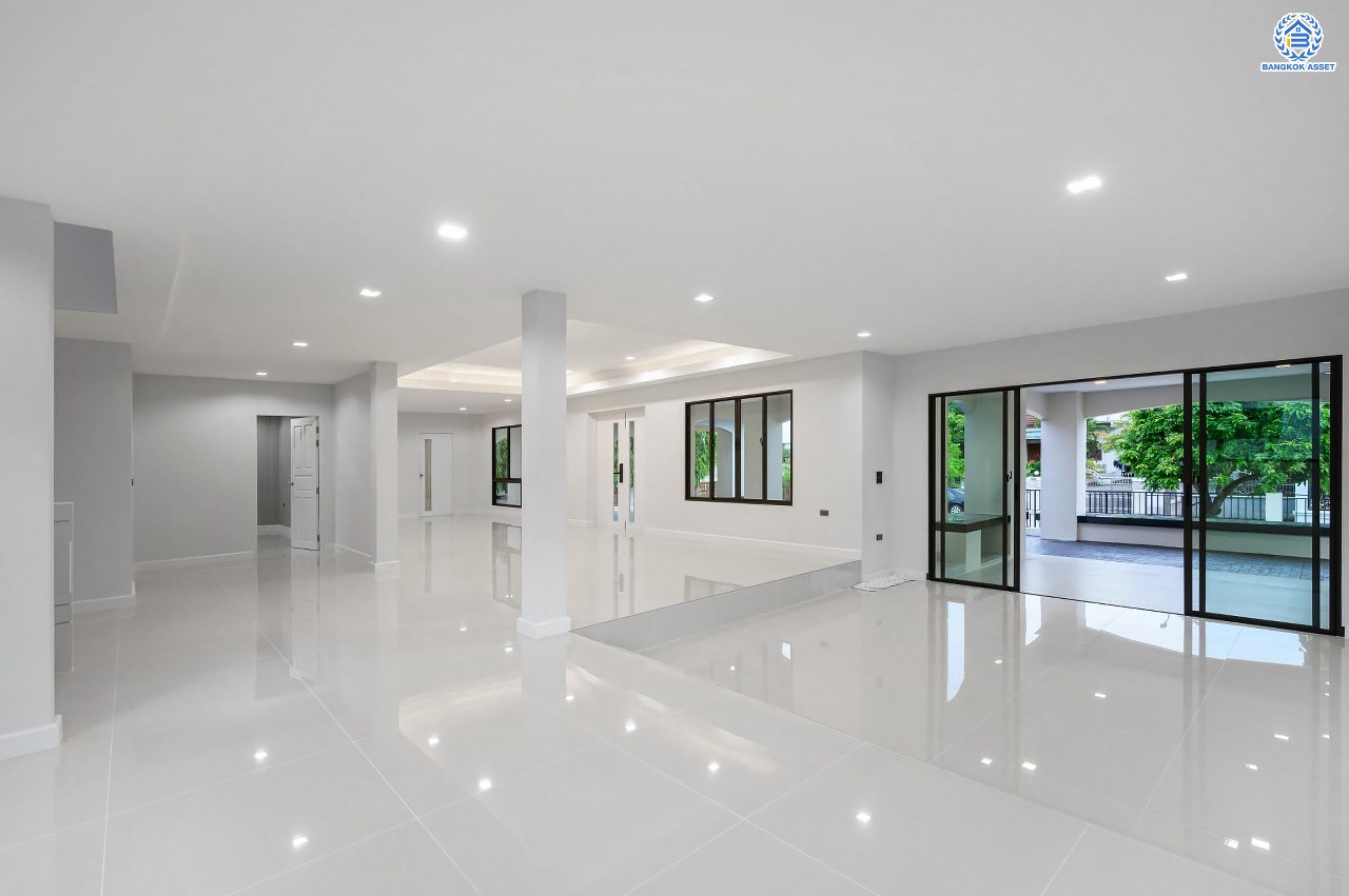 บ้านเดี่ยวฟิลคฤหาสน์มือสองตกแต่งใหม่ แบรนด์ LH ดีไซน์สุดหรูหรา โครงการ ลดาวัลย์ ปิ่นเกล้า เนื้อที่ 214 ตร.ว. บนพื้นที่ใช้สอยถึง 553.48 ตร.ม. ฟังก์ชันจัดเต็ม 4 ห้องนอน 5 ห้องน้ำ 1 ห้องอเนกประสงค์ 1 ห้องแม่บ้าน จอดรถได้ถึง 2 คัน ทำเลติดถนนบรมราชชนนี เชื่อมต่อหลายเส้นทาง ใกล้มหาวิทยาลัยมหิดล และเซ็นทรัลศาลายา